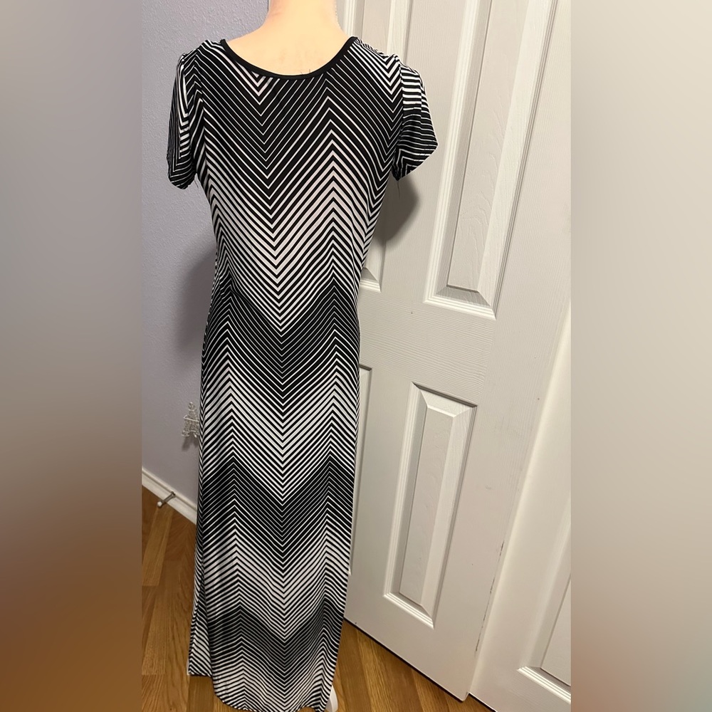 Just love black and white geometric maxi dress - Picture 4 of 10